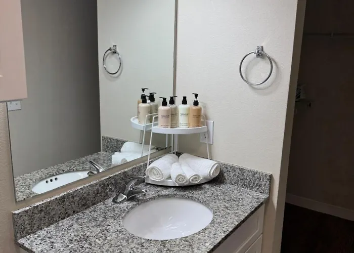 Charming 2 Bed 2 Full Bath *