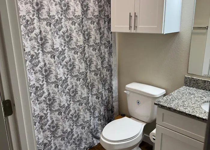 Charming 2 Bed 2 Full Bath *