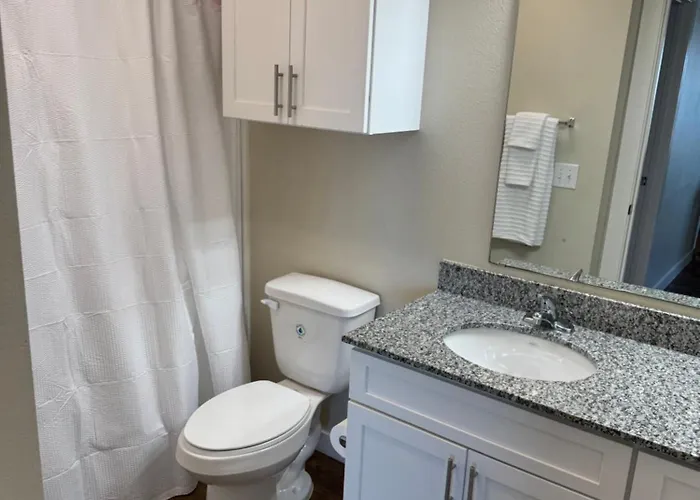 Charming 2 Bed 2 Full Bath Apartment *